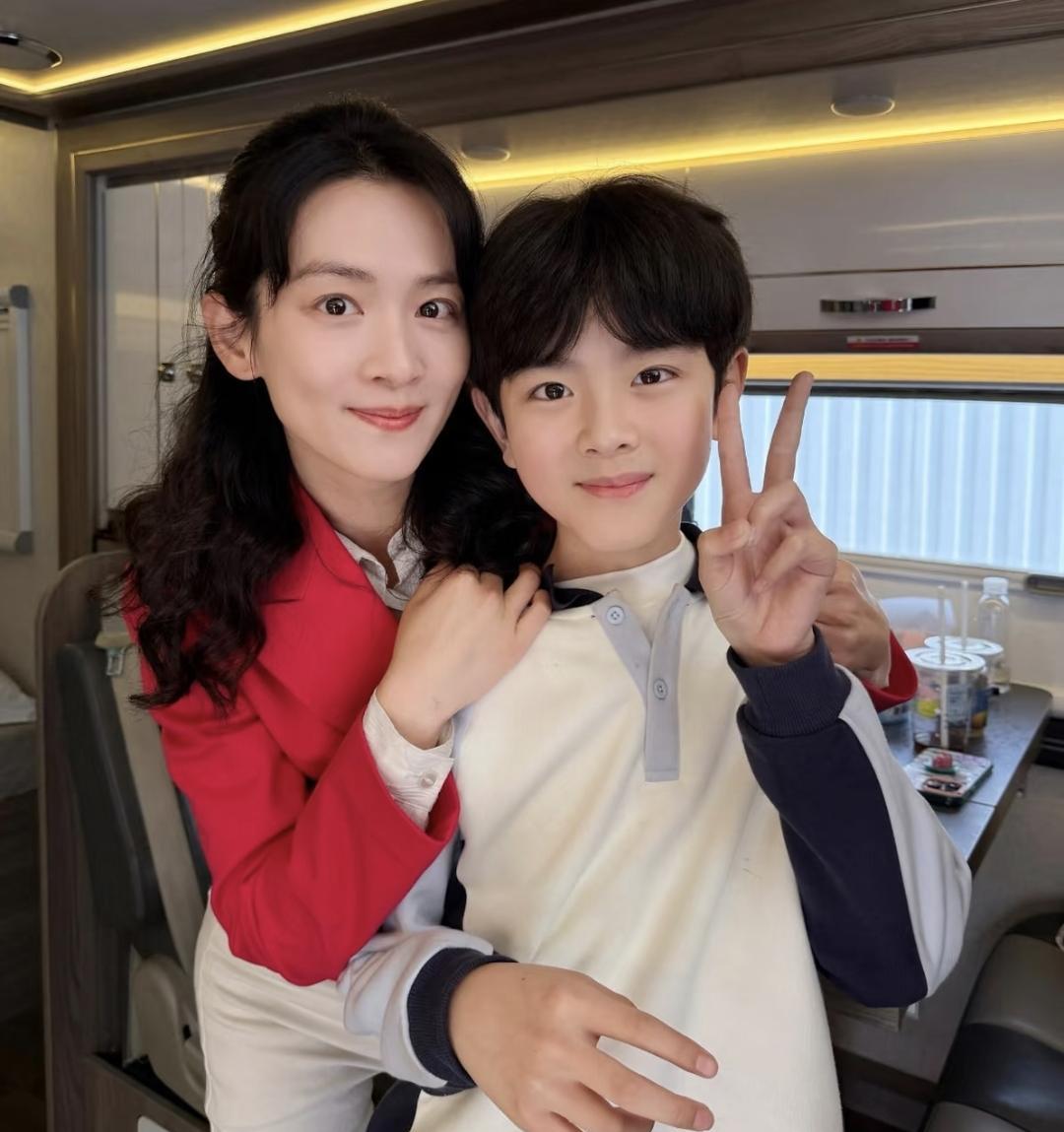 最反直觉的是，方亮这次赢的不是“深情”，是“懂规矩”。
知道庄向上的身世后，他