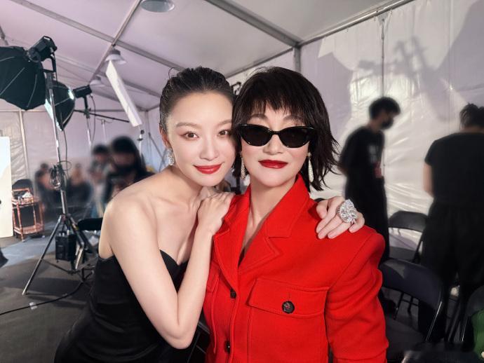 #倪妮kiss惠英红##惠英红晒和倪妮合照#​画面中的和谐，是心与心的靠近。 ​