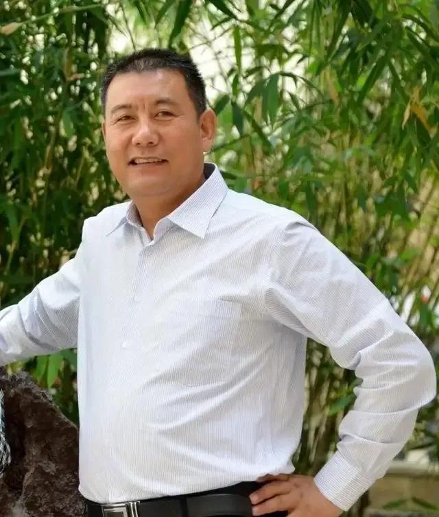 别急着送花圈，人还活着呢。

秦海璐打开手机，满屏都是“节哀”。她老公王新军正坐