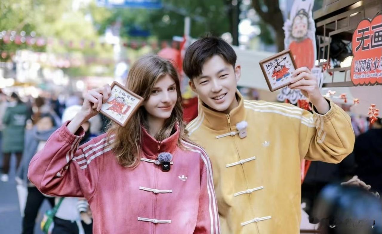 董力和阿诺新春出街，阿诺的头身比真的很奇怪。虽然阿诺是模特，但她的头实在是太小太