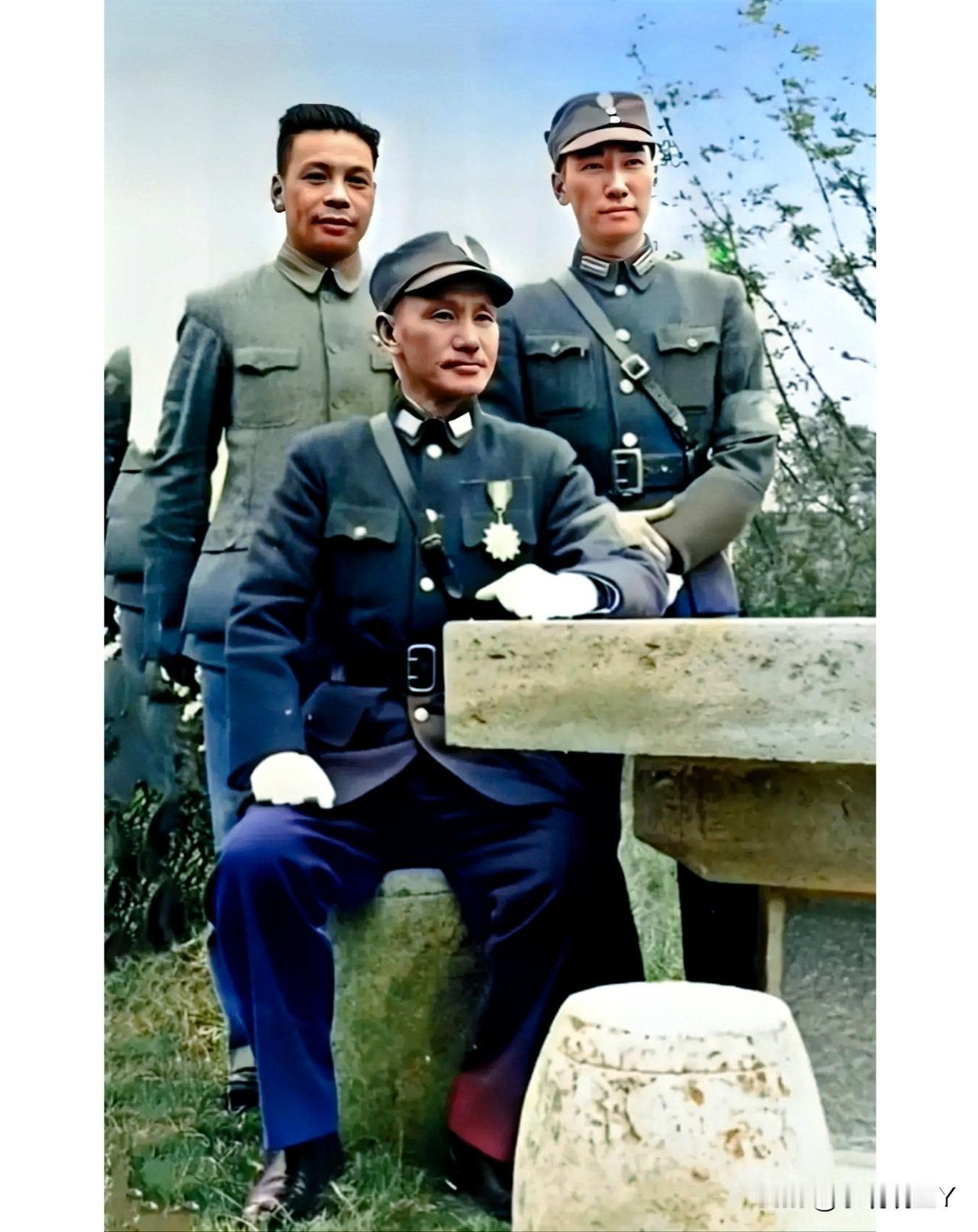 这才是蒋中正与蒋经国和蒋纬国的真实模样，而非演员所饰演的角色！这张老照片摄于上世