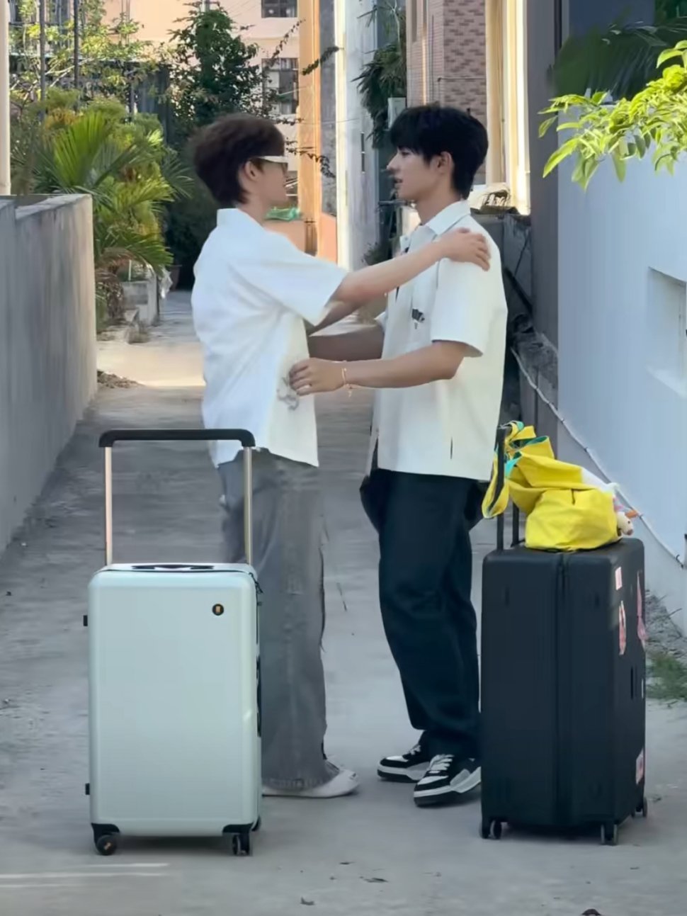 颜安余宇涵一见面就抱上了颜安余宇涵冤种兄弟又合体啦！两人一见面就来了个大拥抱，有