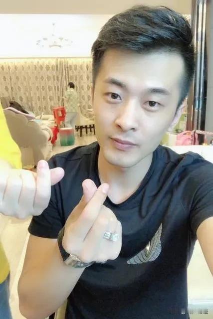 董宇辉刚讲完“活在阴沟里的人指责阳光太过耀眼”的经典名句，某人就自动撞上枪口了。