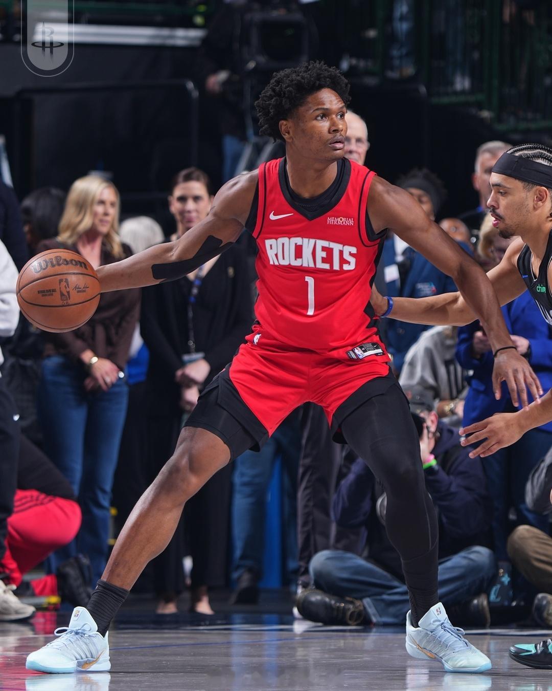 本赛季火箭穿红色球衣的战绩一言难尽，6胜4负，火箭目前一共才输6场球，穿红色球衣