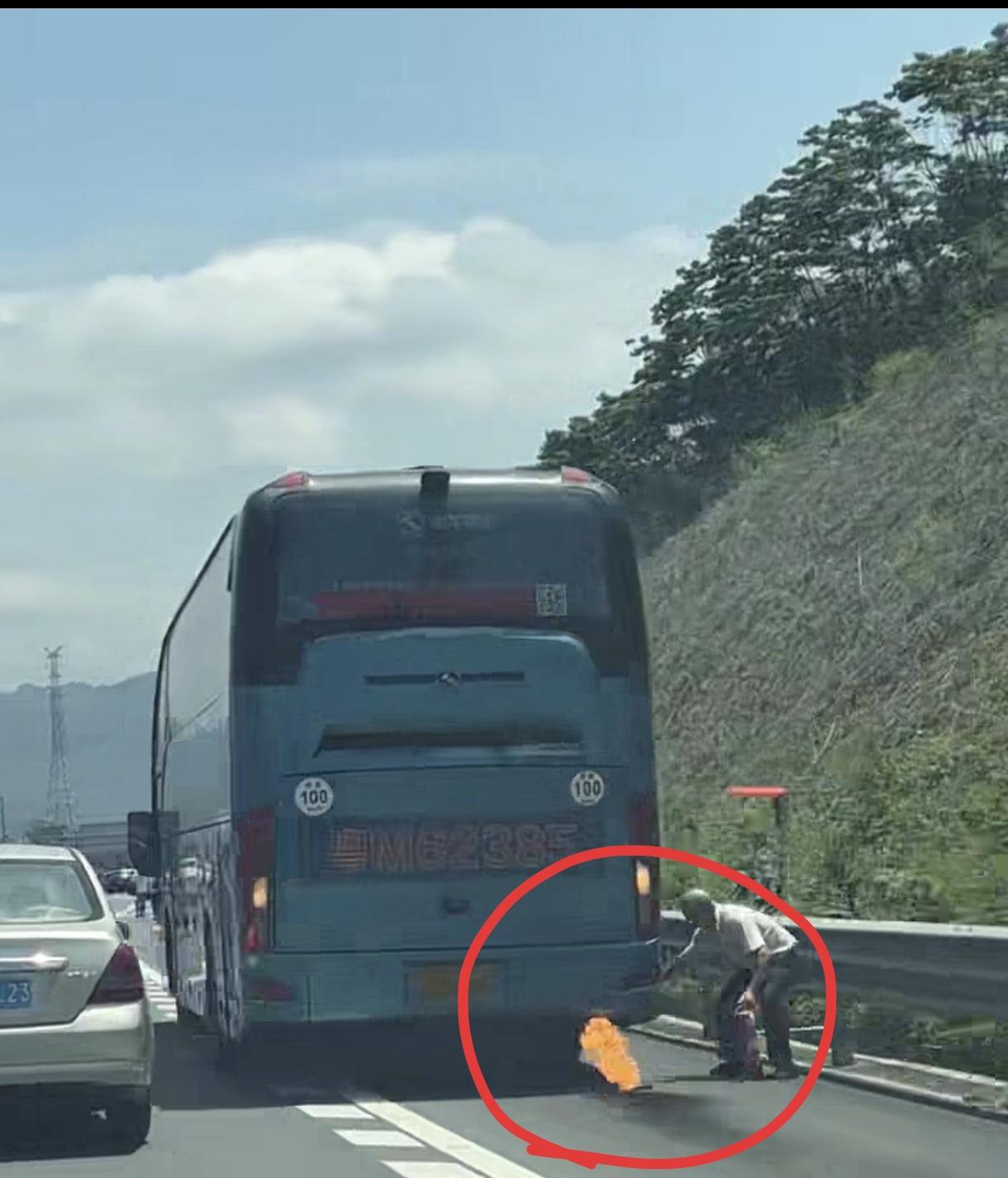 大客车屁股冒火了，喷气式客车。柴油发动机的绝症，无法熄火只能等到机油烧光或者来个