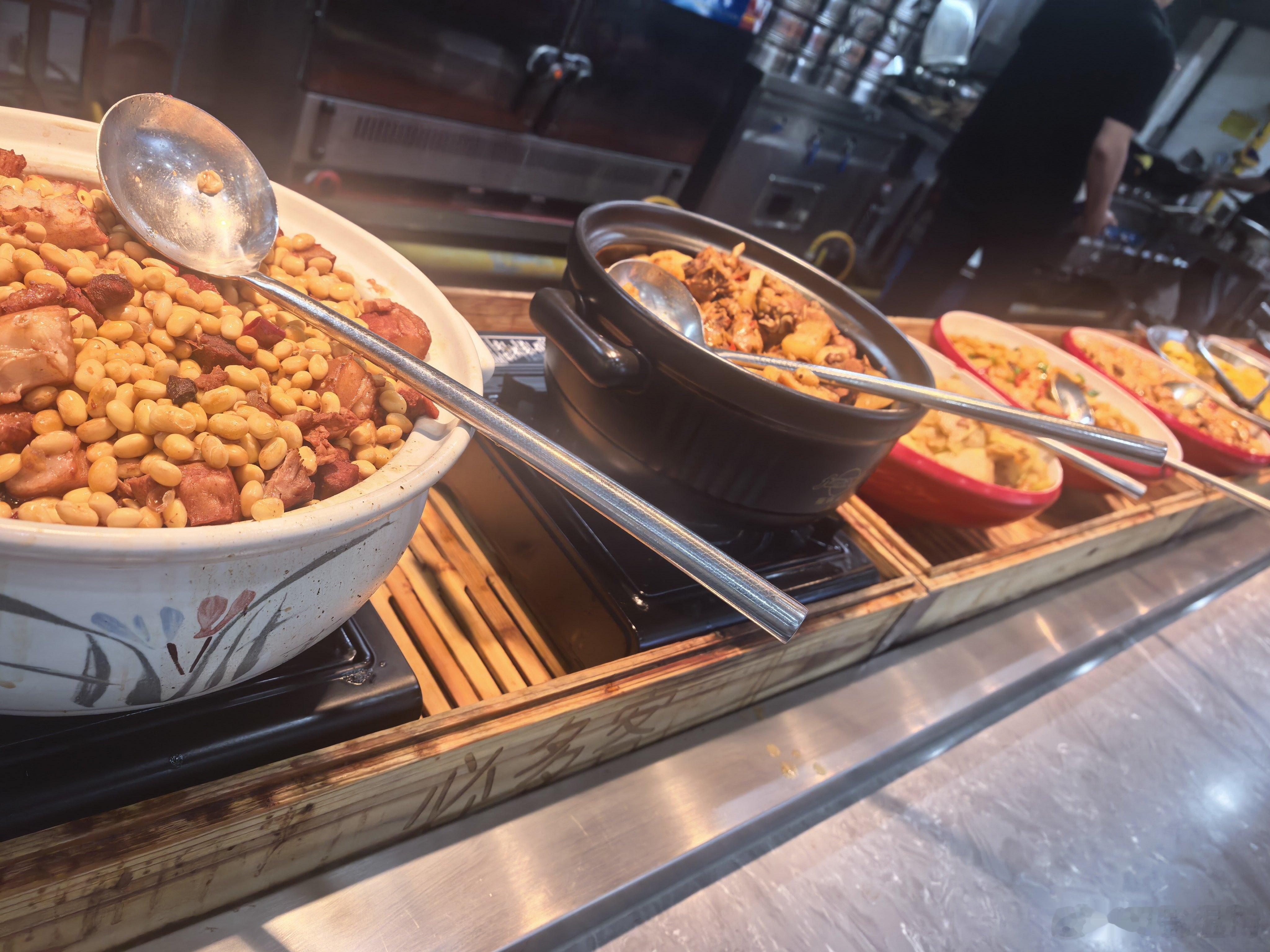 特能吃 深圳13块钱任吃 要啥自行车还有酸梅汤 、水果、例汤。今天第一时间来还有