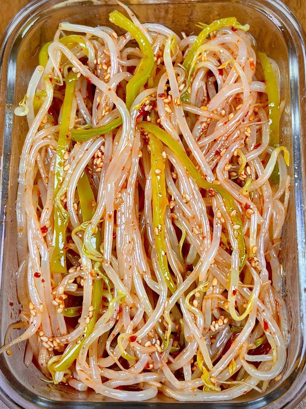 以后想吃豆芽菜，你就和我学，酸辣爽口，吃多了还不长肉！
做法：
1、调酱汁：碗中