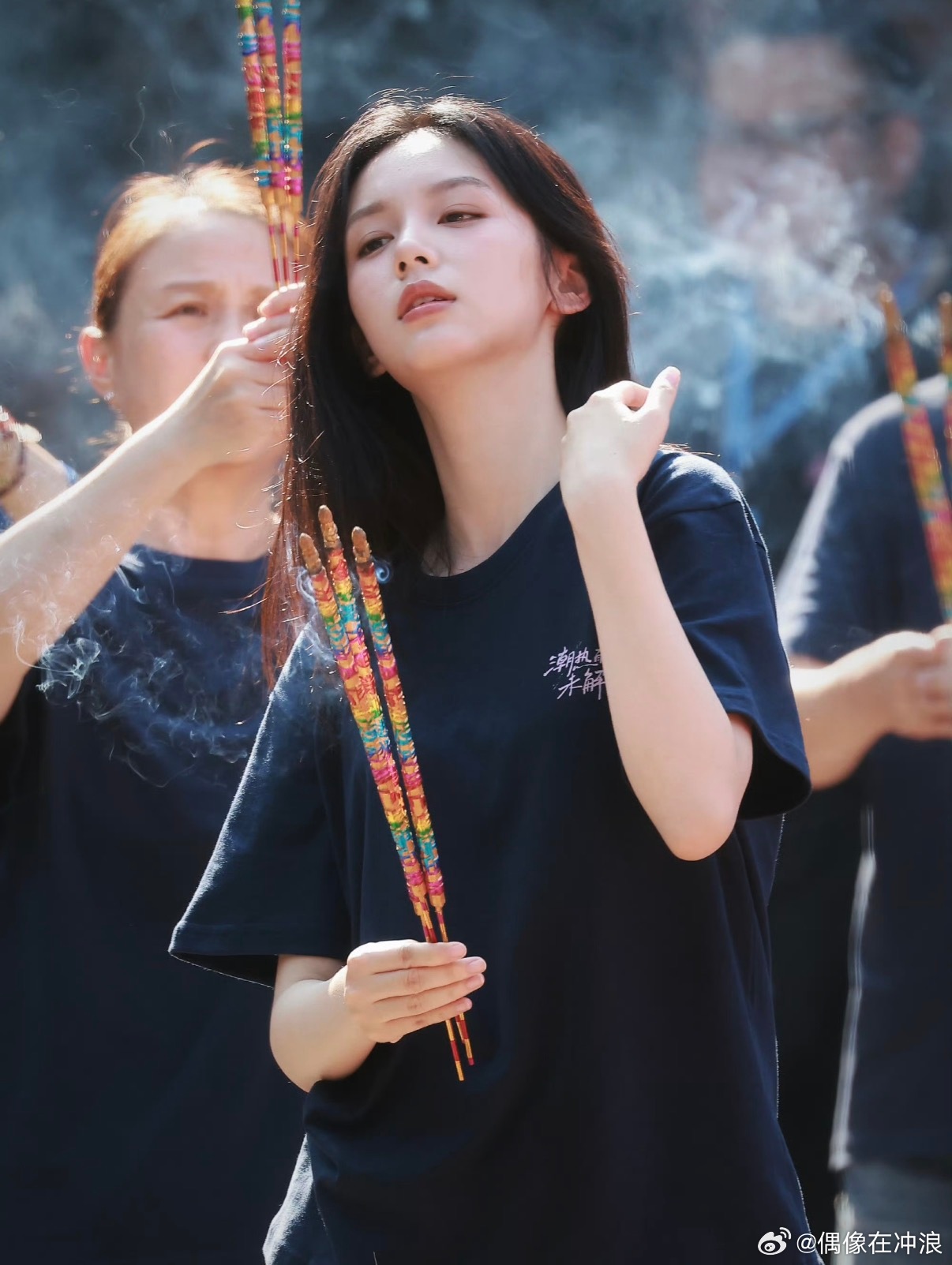 周也新剧开机素颜状态 周也新剧开机的素颜状态绝了！《潮热雨季未解之谜》现场怼脸拍