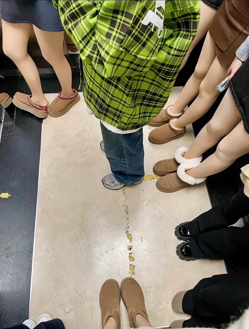 这个冬天，女孩们纷纷爱上了光腿神器，它们让双腿在寒冷中依然能展现自然美感。下班时