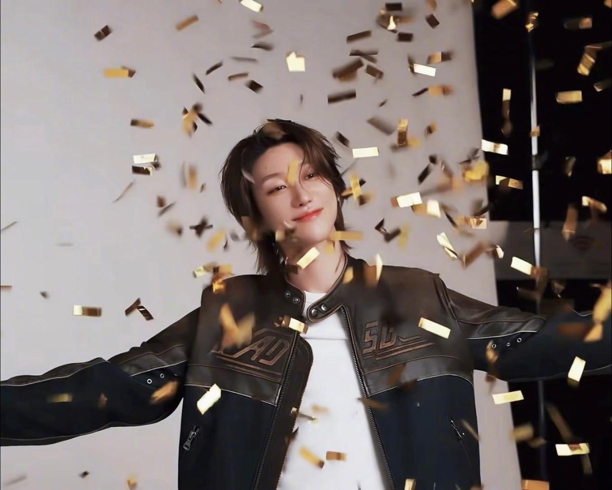 徐明浩 彩带里的徐明浩，好漂亮好明媚，彩带好配小明啊，要永远健康幸福