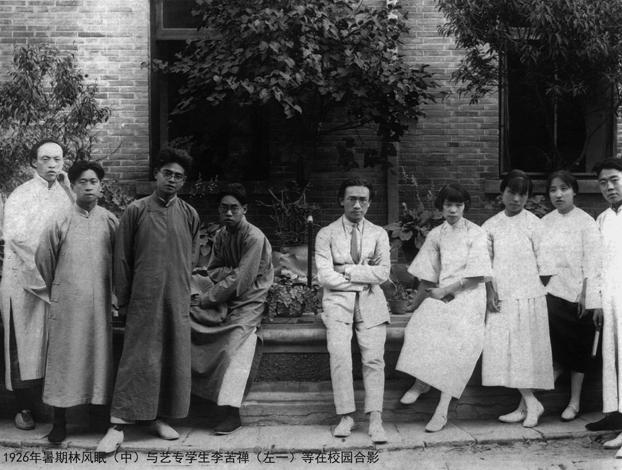 1908年，广东梅县西阳堡白宫镇，一个八岁的男孩攥着从祖父那里讨来的六枚铜板，挤