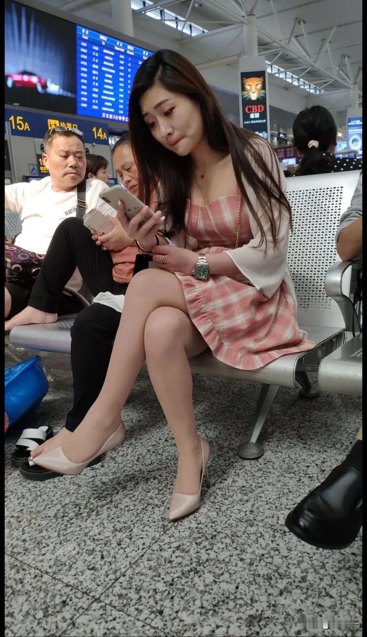 候机人潮中，静待归期至。