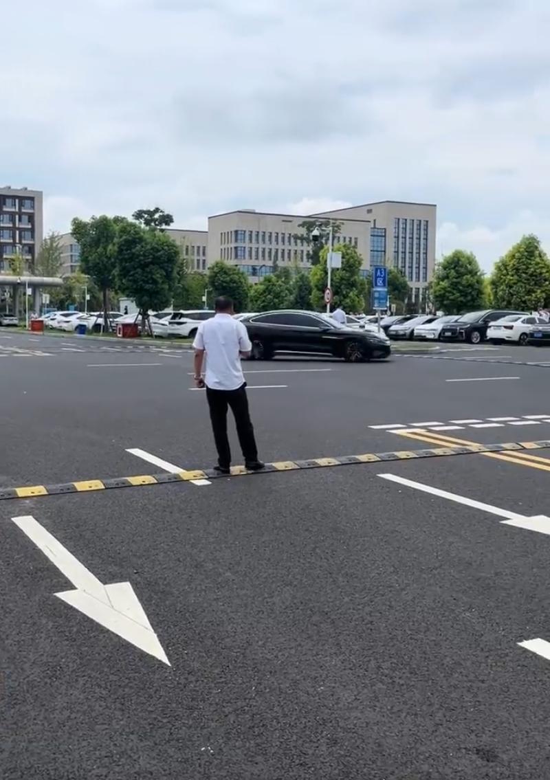 成都天府机场一比亚迪失控不停转圈看现场的视频，能围绕停车场转圈，遇到弯道还能减速