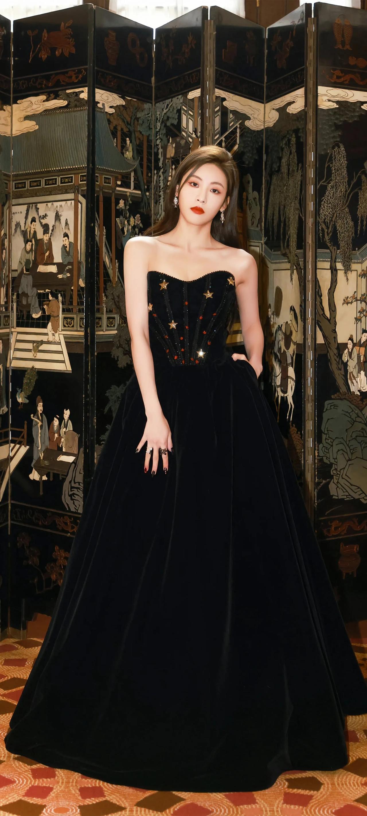 孙芮高清壁纸，黑色抹胸长裙造型