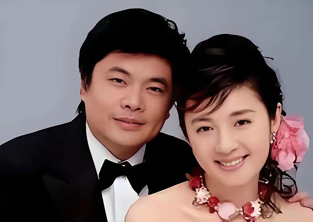 2004年，商界巨富丁健的一句话，撕碎了妻子肖桦的整个世界。他语气平淡地开口：“