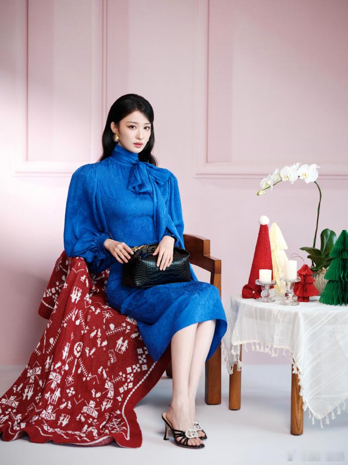 谁被王楚然的造型美到失语！ 成都GUCCI活动上，宝蓝色开叉纱裙搭配夸张垫肩，质