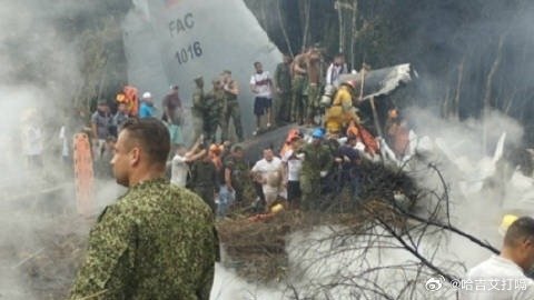 凤凰新闻【哥伦比亚军机坠毁，83人生还】当地时间3月23日上午，哥伦比亚空军一架