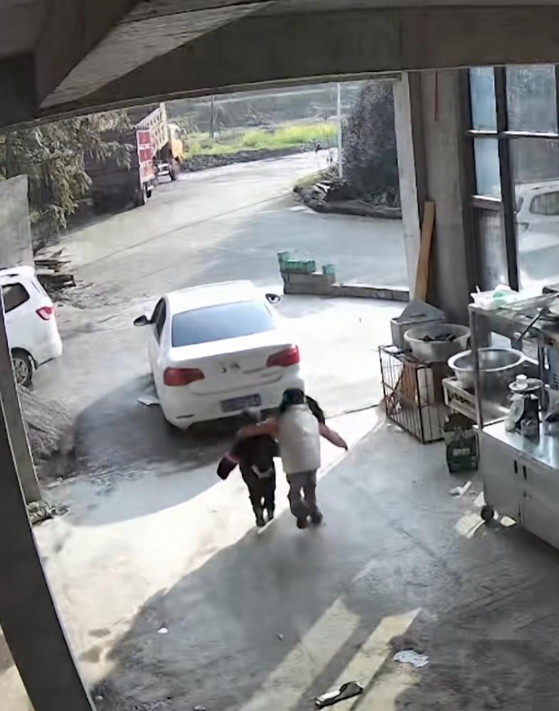 本来说好不哭不闹，没想到父母启程那一刻，两个孩子再也绷不住了。

他们紧紧跟随在