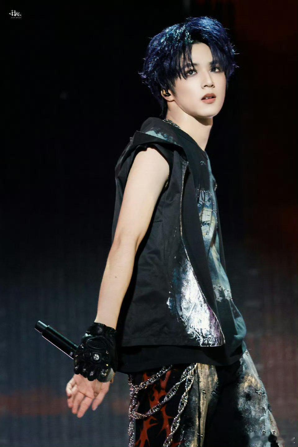 刘耀文六周年solo造型真的帅的一骑绝尘小孩哥就是帅啊！ 