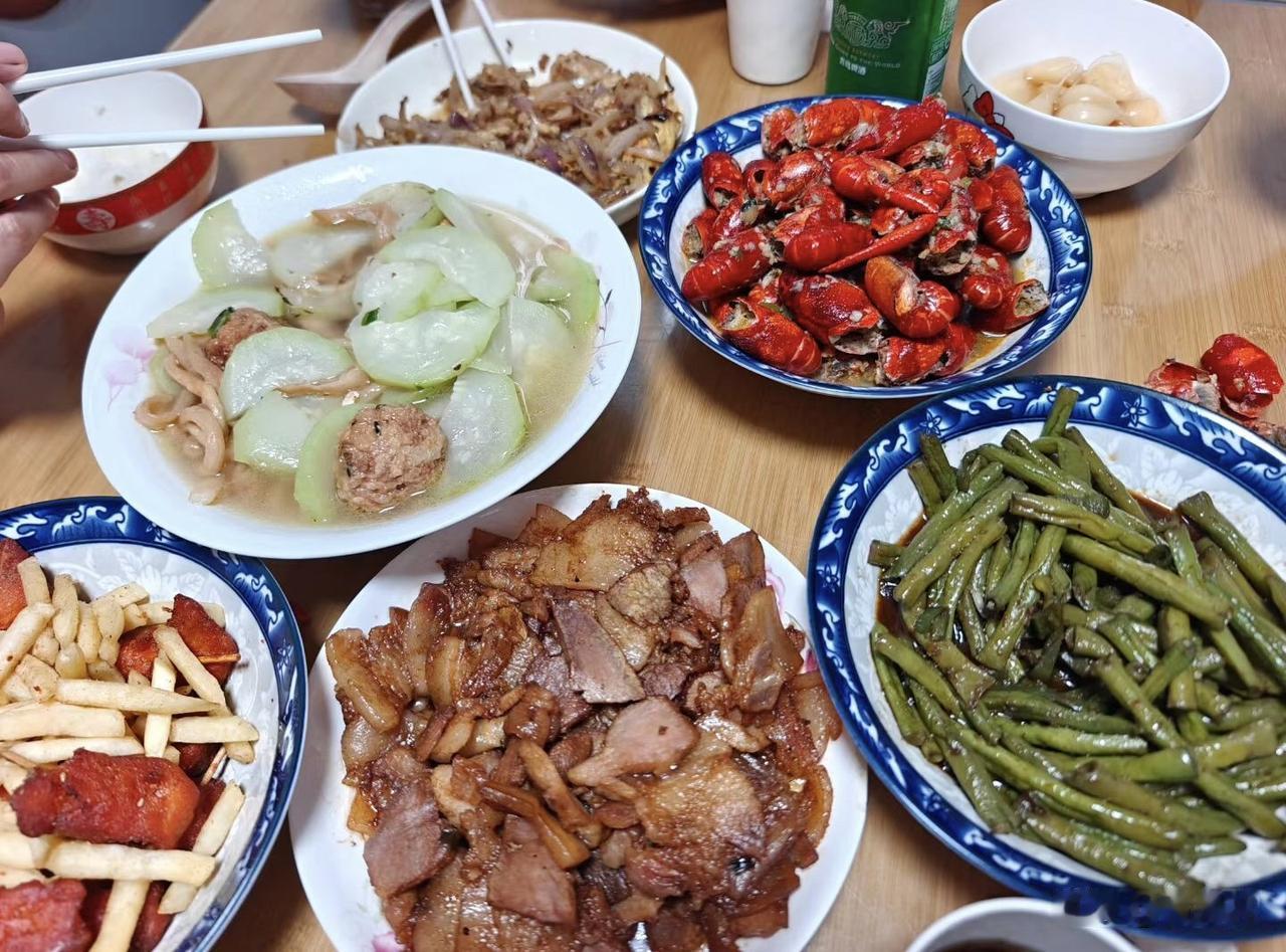 晒出我的今日美食今天中午一桌家常菜安排妥当，麻辣小龙虾、五花肉配时蔬，简简单单，
