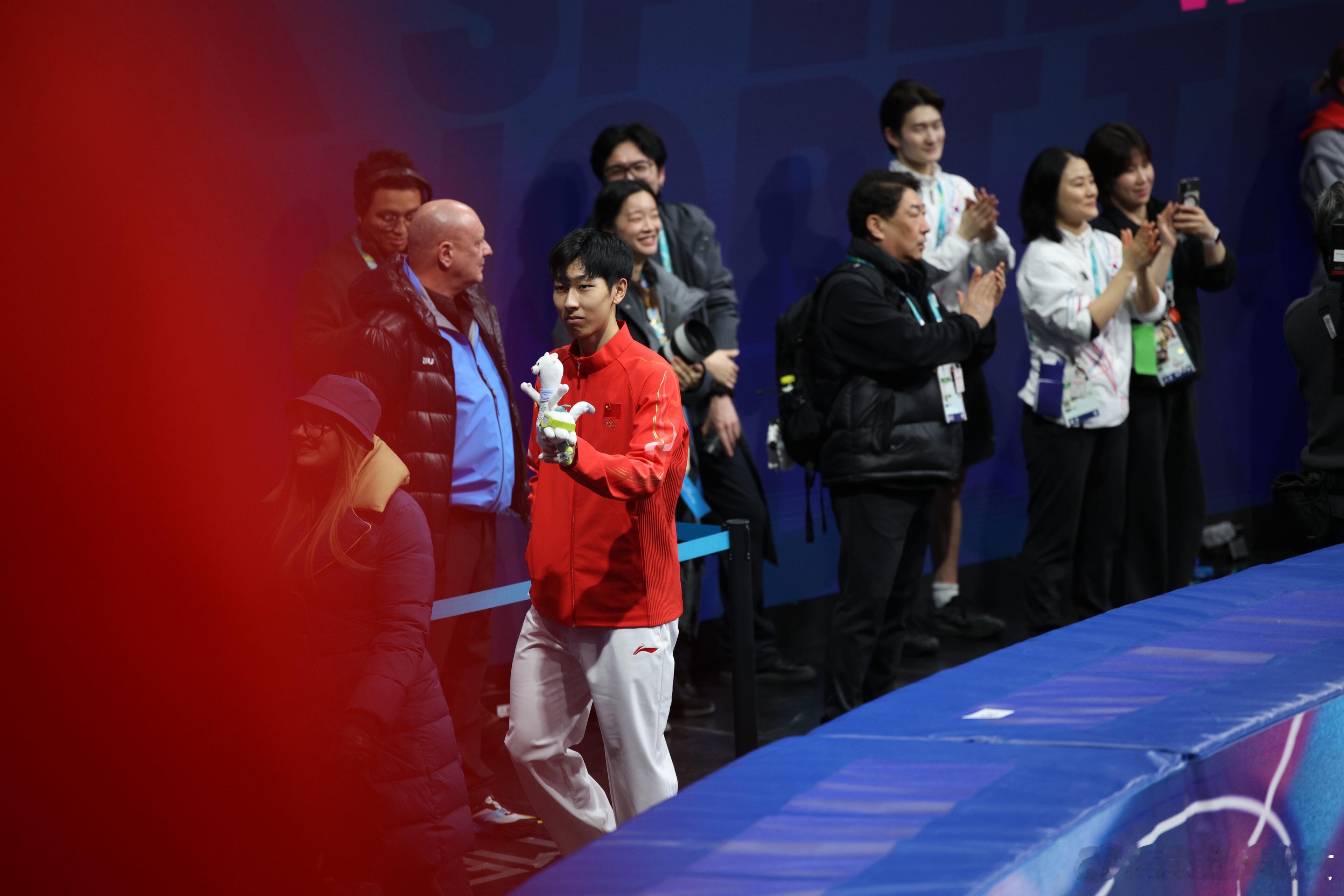赛场上全力以赴比拼，赛场下惺惺相惜祝福。中国短道速滑加油！孙龙真棒！期待接下来的