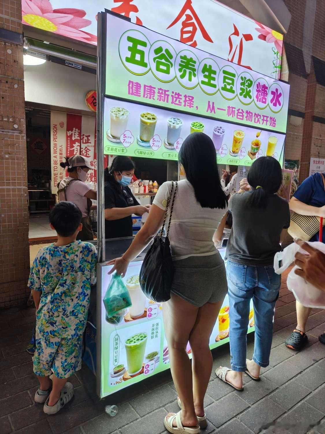 答应带两个孩子出去吃好吃的 ​​​
