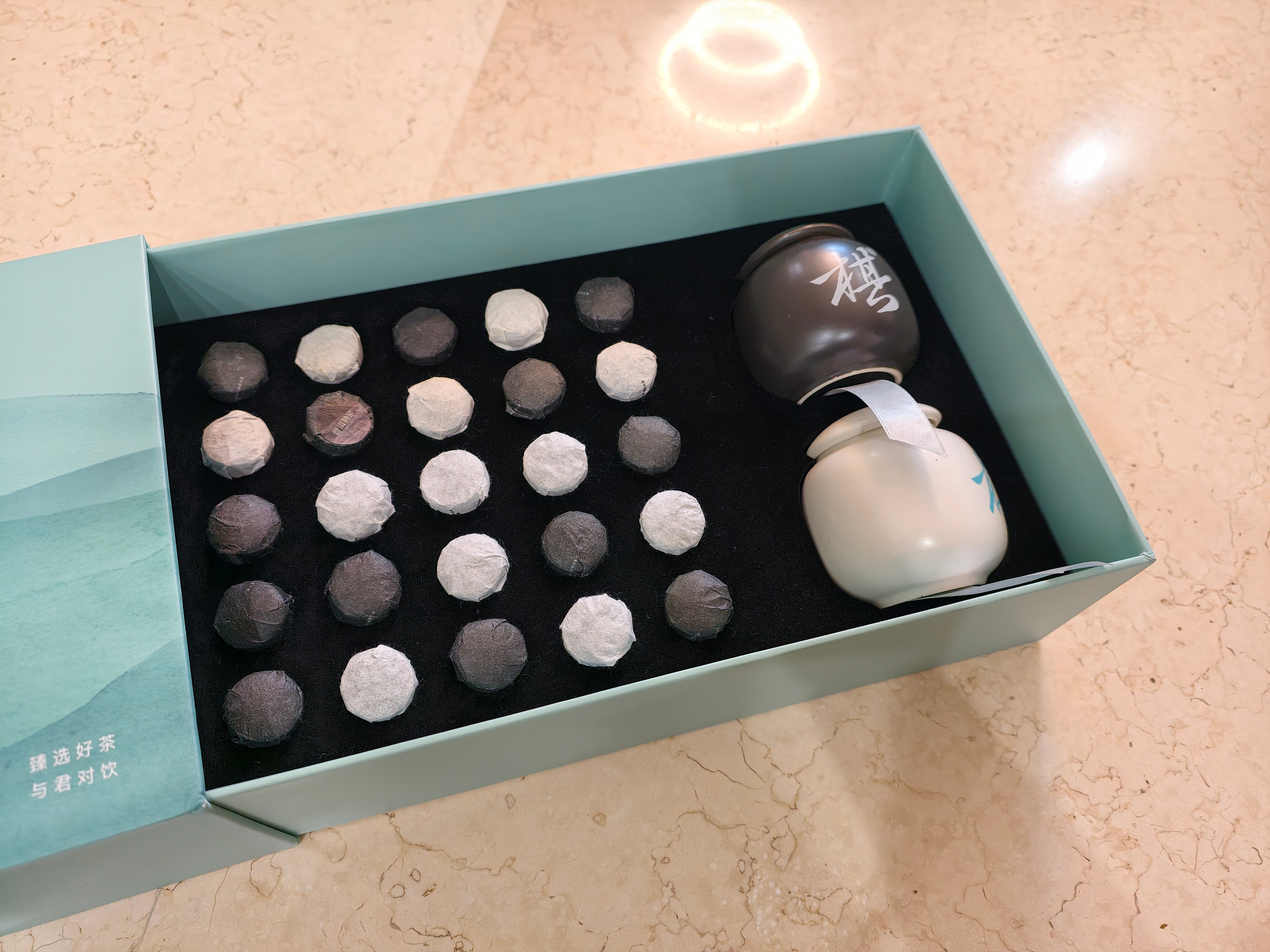 周末好呀，岚图送的黑白棋子（普洱+白茶）套装，太有意思了。评论就行，明天晚上抽 