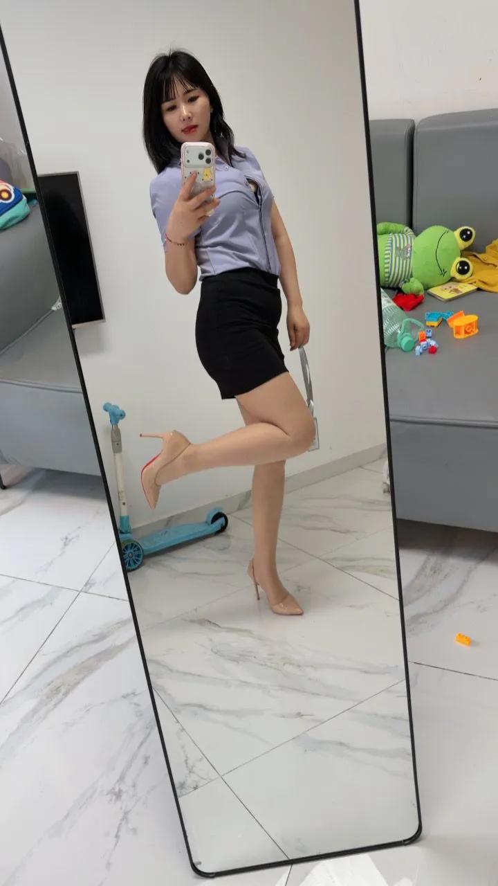 40岁老阿姨了,还有人喜欢吗?
这身材要是用一个字形容 那就是爽
包臀裙小高跟?