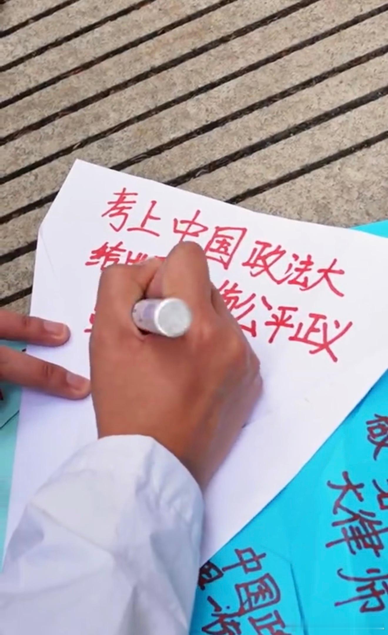 五四青年节的意义有哪些不同年龄人眼中的青春五四象征理想与责任。青年看青春是敢闯敢