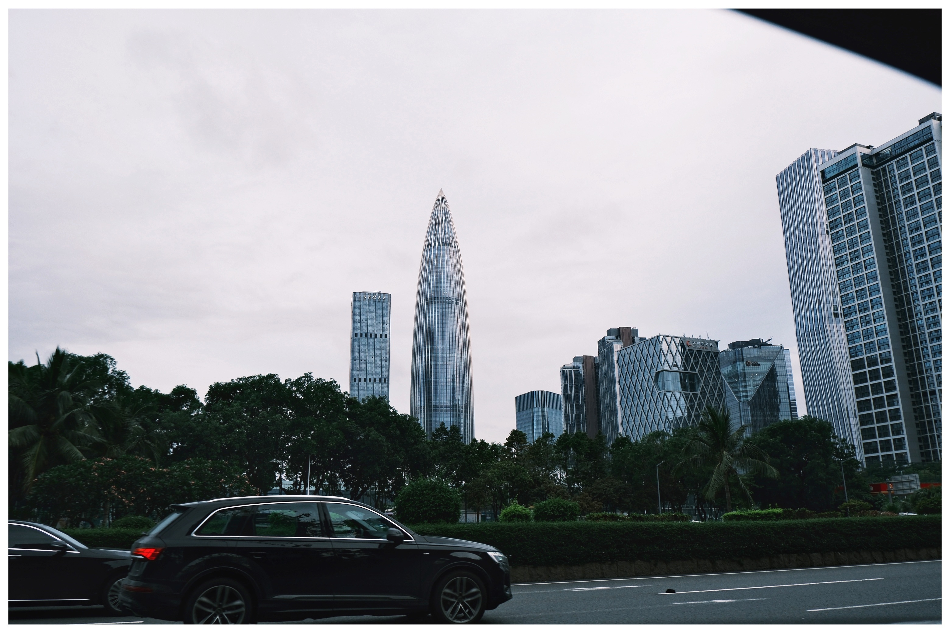 深圳人口增量领跑全国深圳网约车司机都超过四十几万个了，路上居多网约车，据说日均接