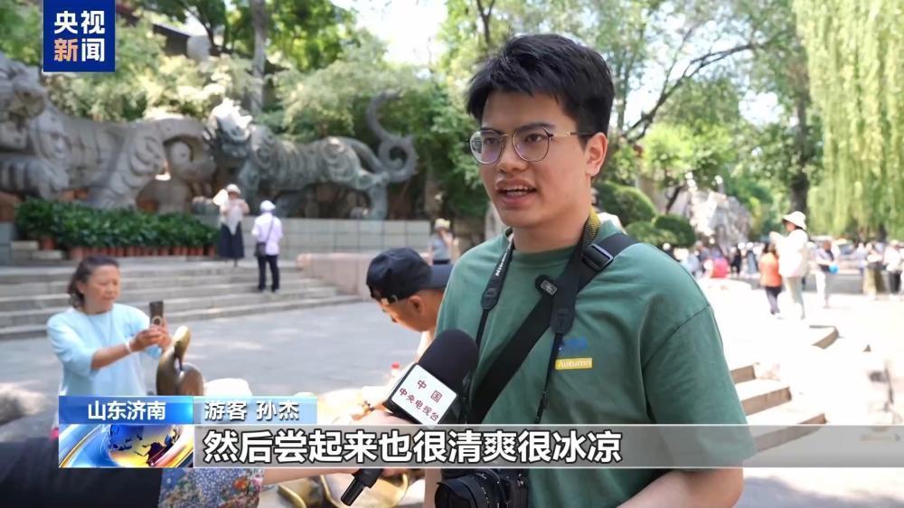 “五一”假期，在济南，不少市民、游客到景区内的泉水直饮点扫码取水，而在黑虎泉景区