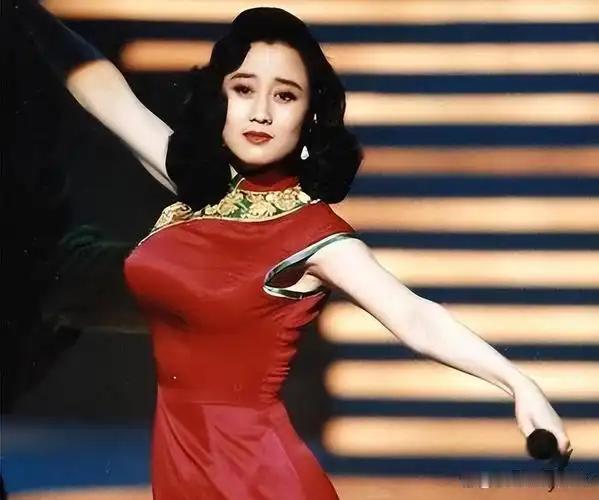 你敢信吗？当年整个香港娱乐圈联手欺负了一个内地女孩儿整整6年。
身为选美冠军，她