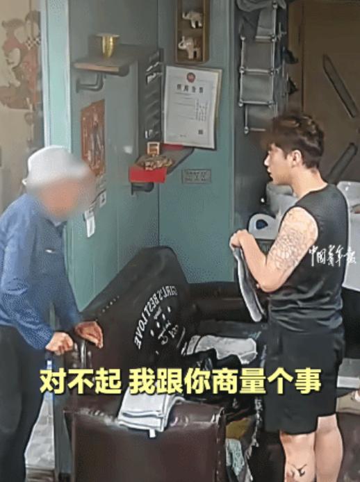 感动！还是好人多！黑龙江，老人借用理发店卫生间出来。他突然跟店员说：“我老了，不