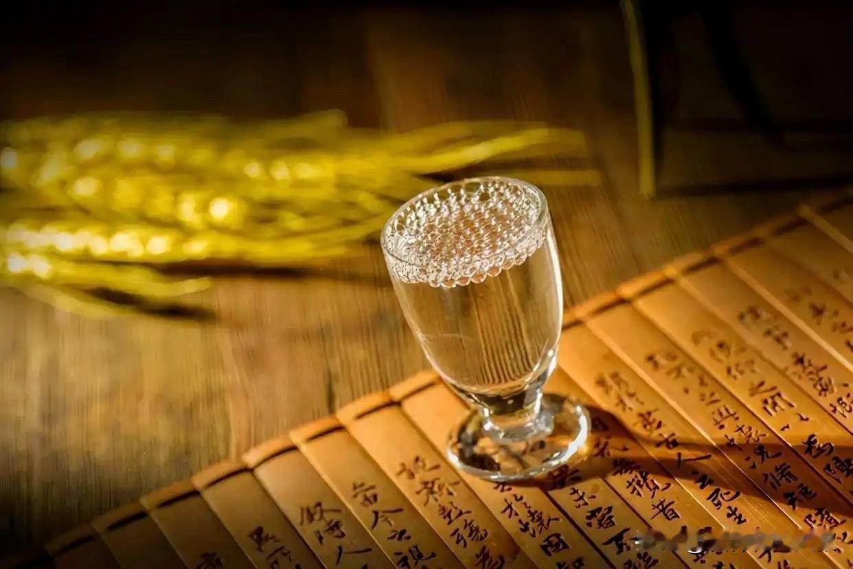 【年轻人不爱喝白酒了，还是时代不需要了？】
白酒的落幕，其实是一个时代的散场。