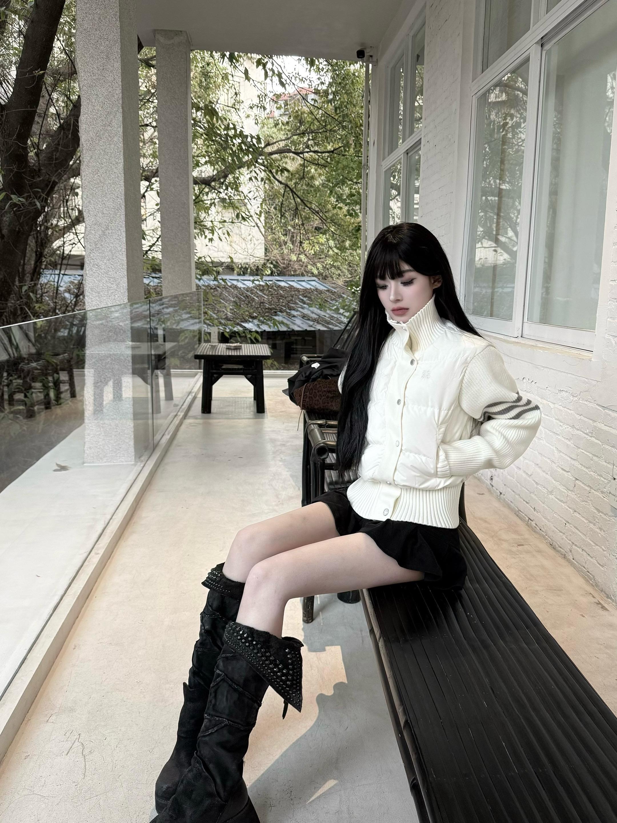 她坐在那儿 像一个没写地址的信封。