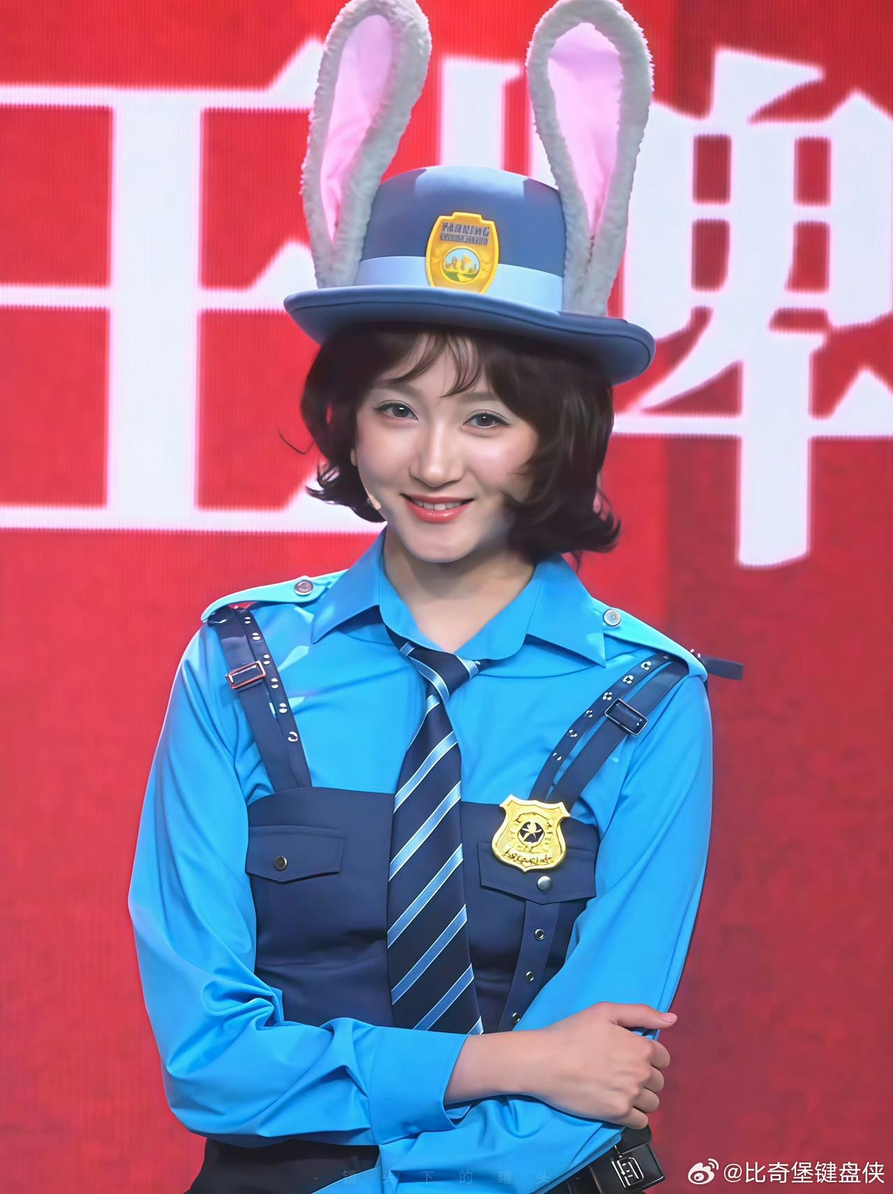 关晓彤cos朱迪关晓彤cos兔子警官朱迪 关晓彤的朱迪cos太亮眼！黑色短卷发搭