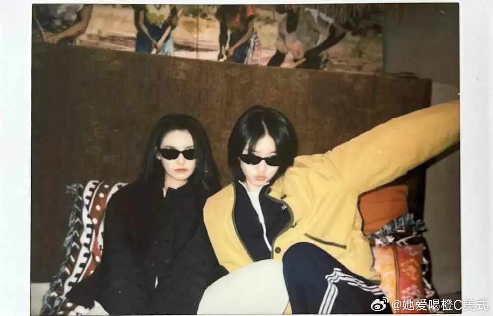 张雪迎晒与蒋依依聚会合照！二人戴墨镜又酷又飒互动有爱 