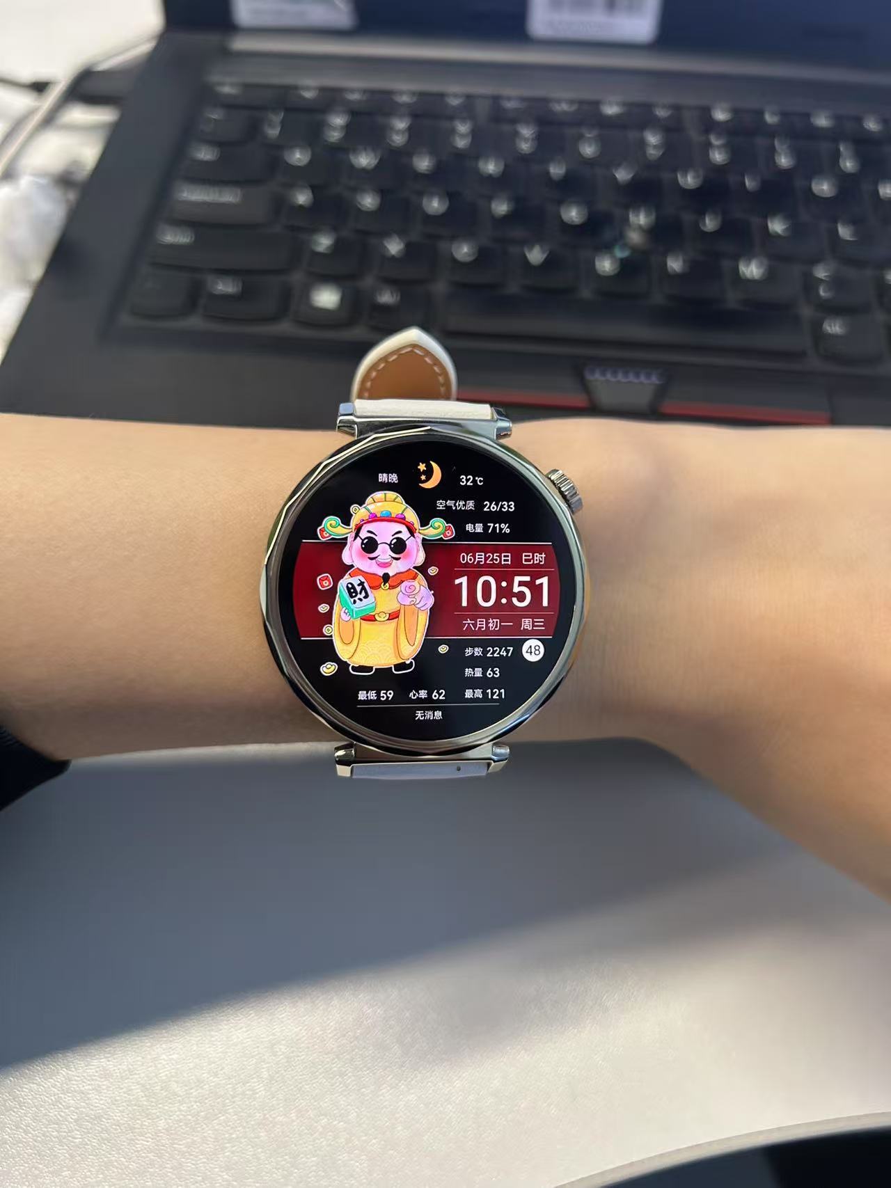 上周我媳妇刚买了华为Watch GT 5（图1请忽略她这个逗比表盘），就是看中这