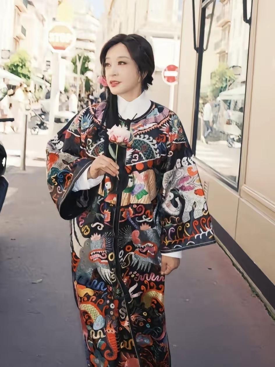 你能想象吗？75岁的刘晓庆居然又出现在《一路繁花2》的录制现场！这消息一出来，简