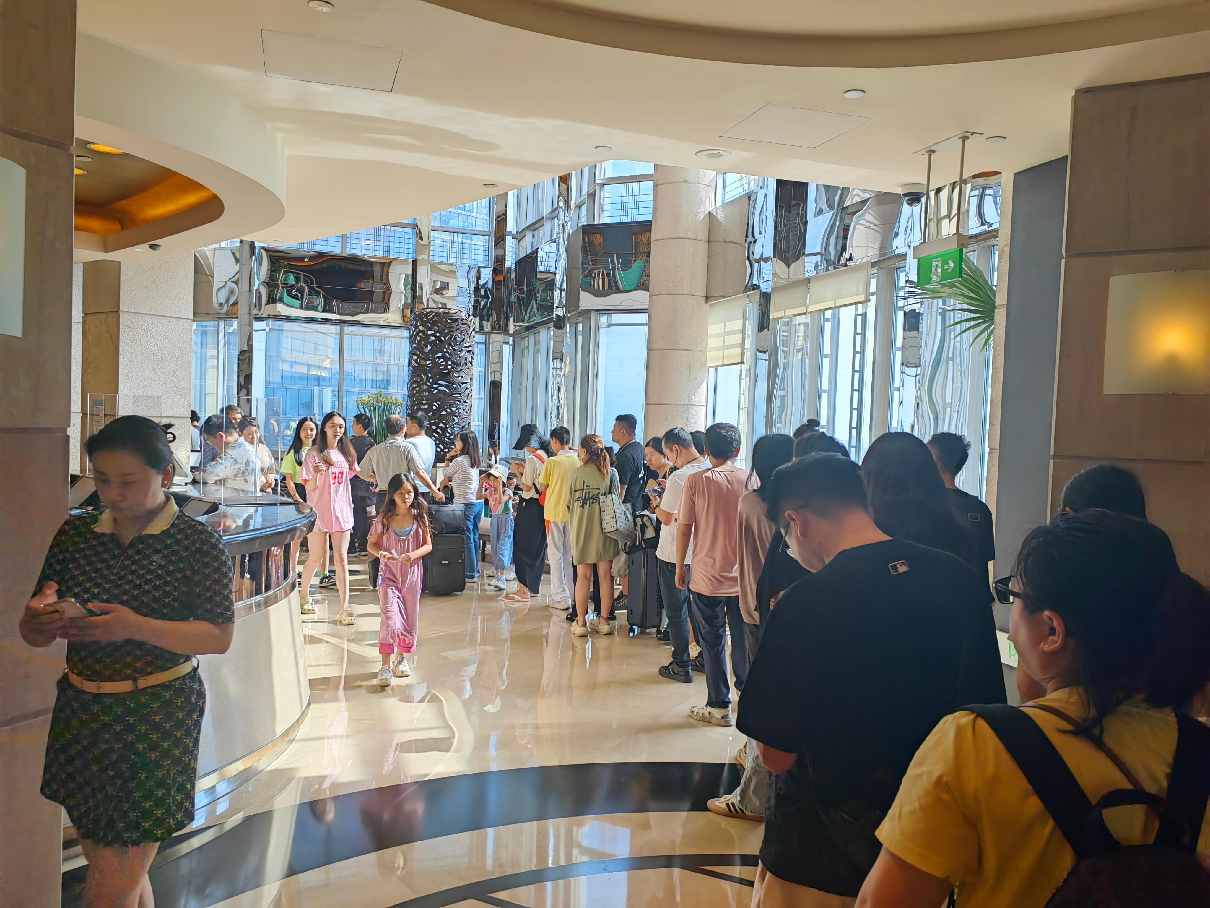 第一次办入住要排这么长的队[允悲]  ​​​