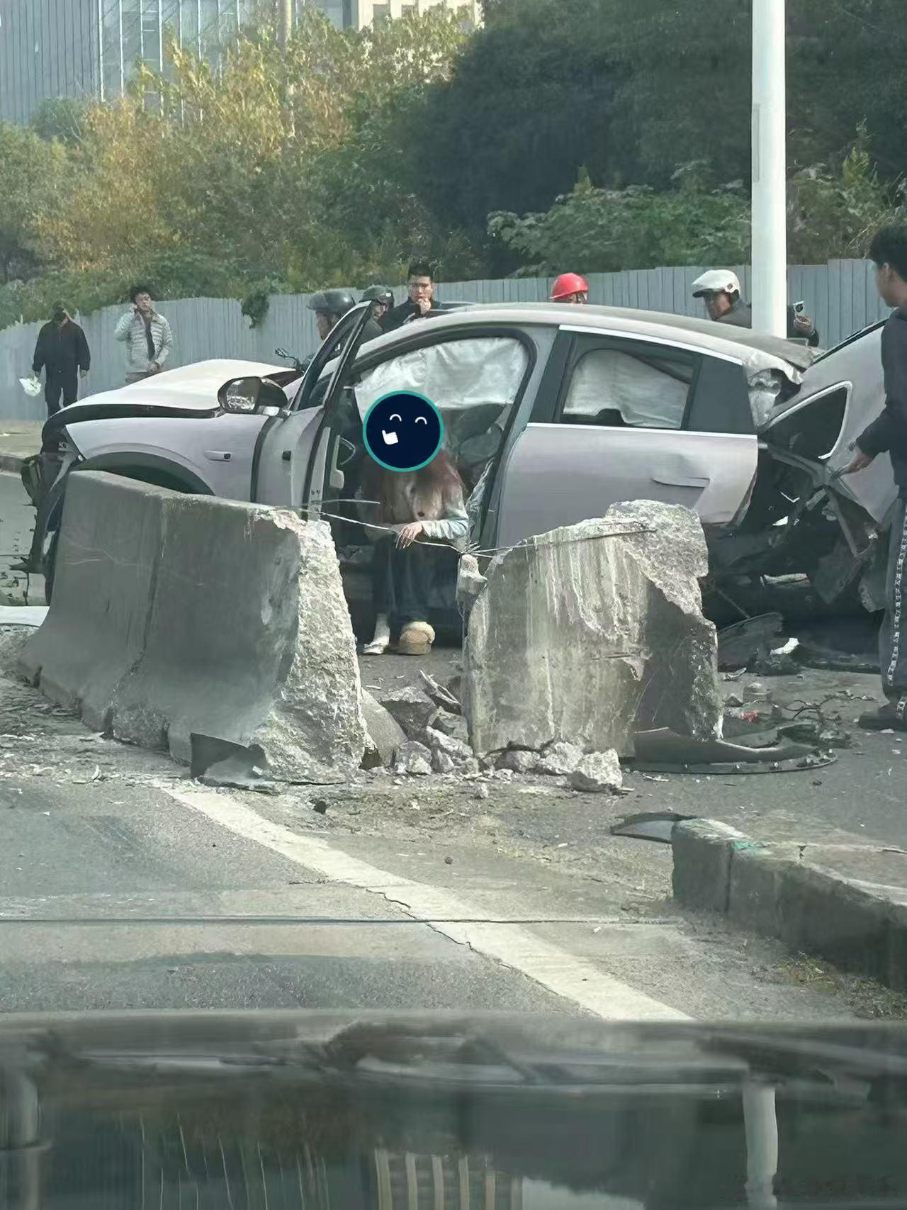 之前有其他品牌的车撞水泥墩起火了，门打开不了人没救出来，有博主吹车身都很完整，说