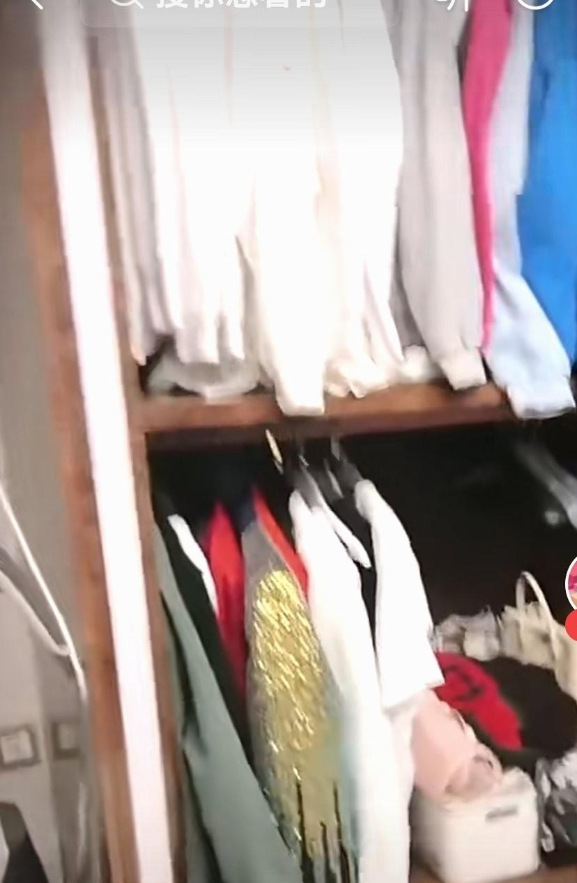 闫老师的衣柜衣服真多呀，都是名牌包包衣服，各种高档鞋。这生活还不知足，她这些年要