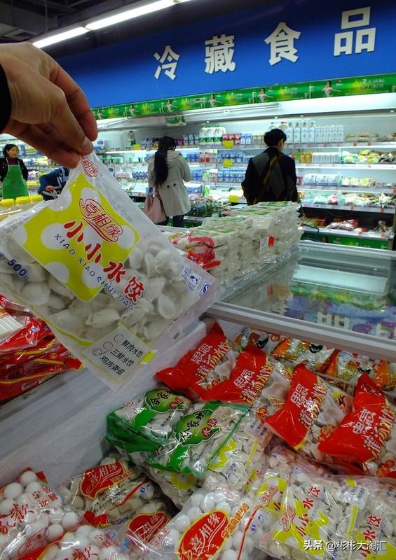 自己包馄饨和买速冻馄饨各有千秋。我以前超爱买速冻馄饨，图个方便，下班累了煮一包，