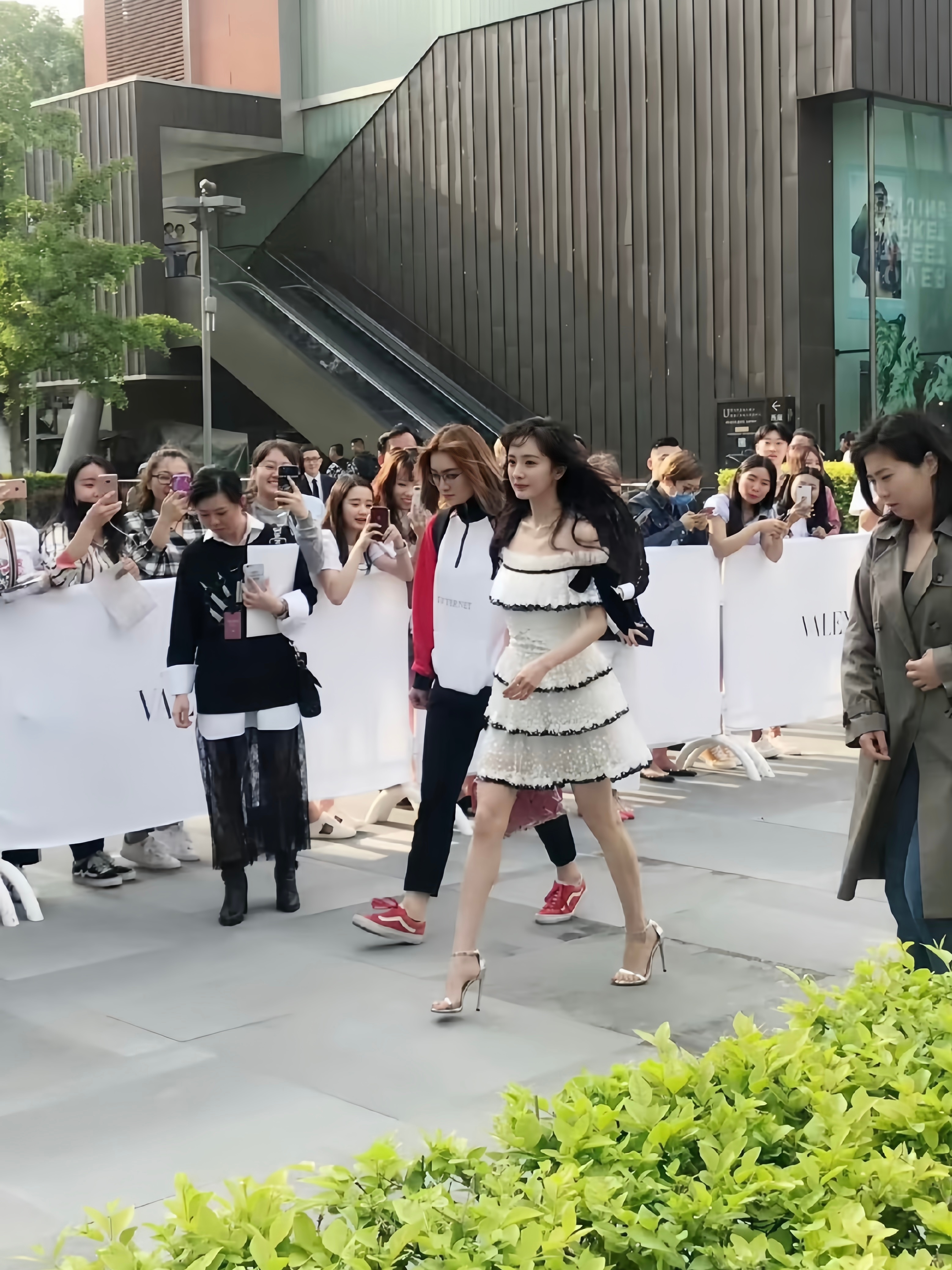 杨幂和SW的这张神图当年也特别火，都说是真人芭比杨幂回签SW