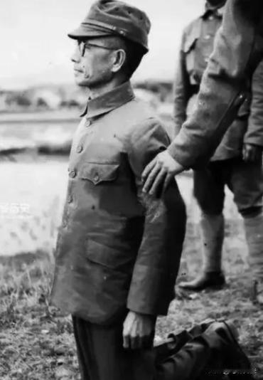 1947年，一个日军中将被执行枪决，行刑的战士朝他开了三枪，他没死，监刑军官示意