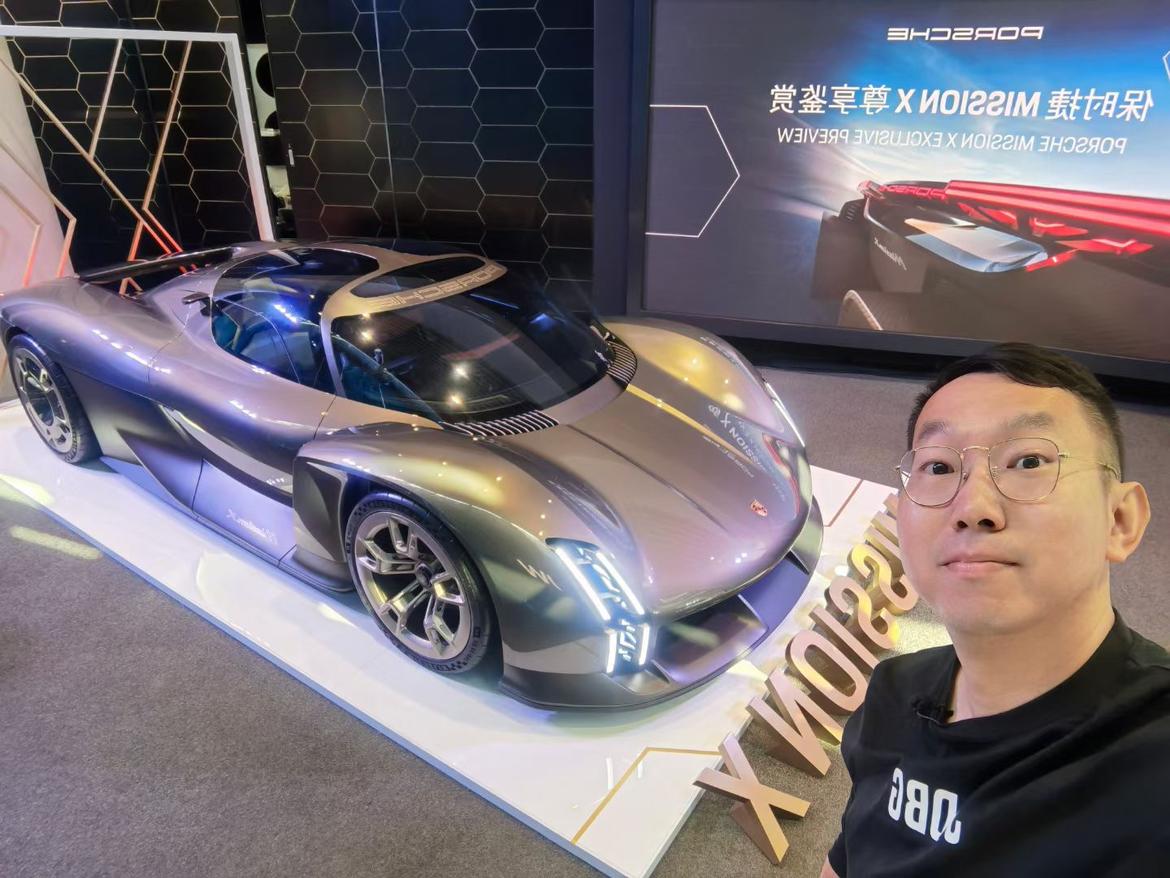 新一代保时捷旗舰MISSION X概念车看完了，现场还放着1998年勒芒赛车91
