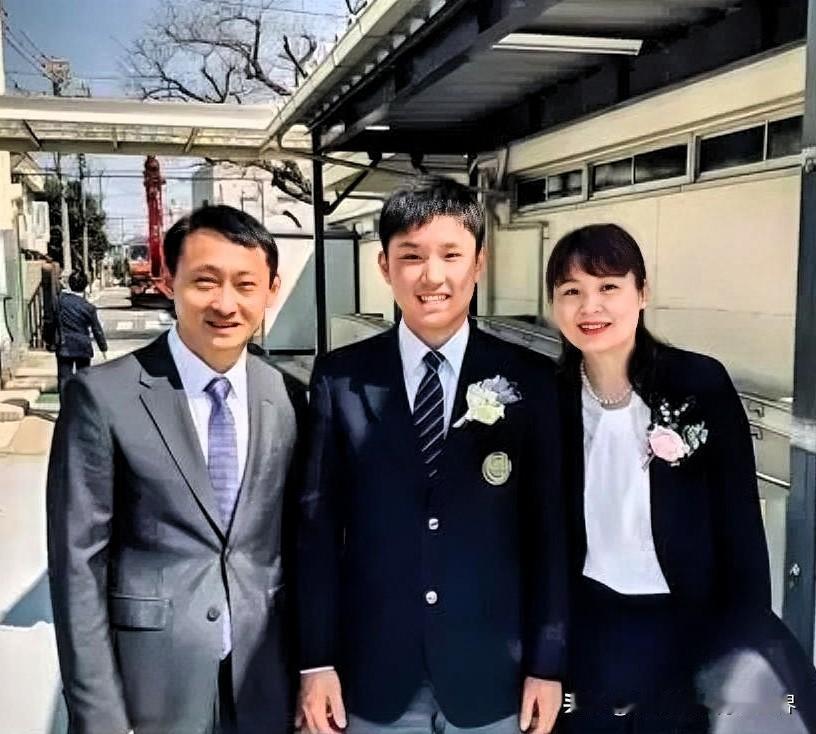 始终搞不懂！日乒张本智和的父亲张本宇和母亲张本凌都貌似性格内敛，气质温良，可怎么
