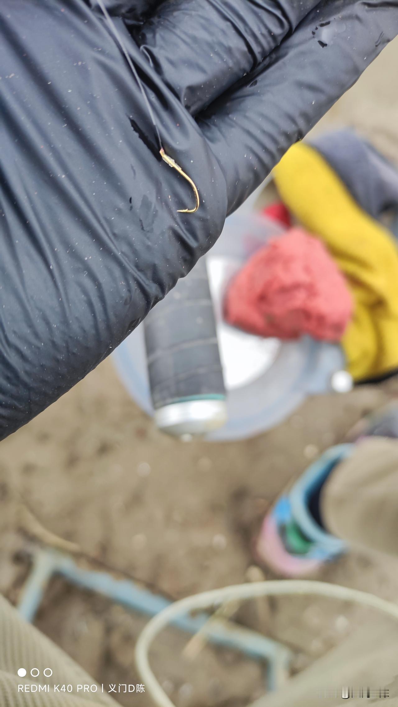 回家把金海夕和袖钩什么的全扔了，大江大河野钓就应该用伊势尼。
一个大顶漂，提竿鱼