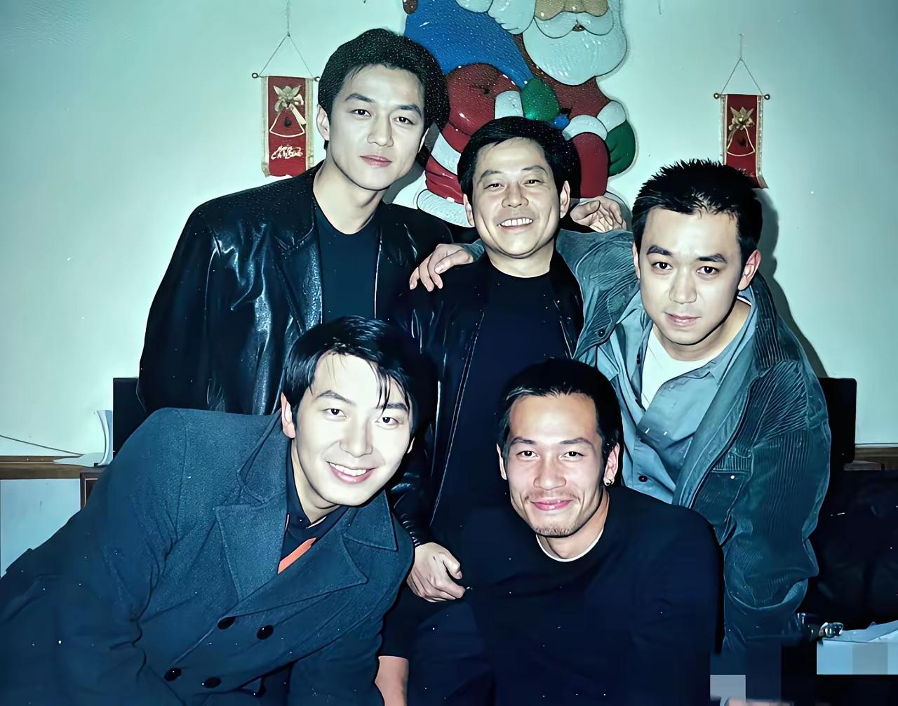 李亚鹏年轻时候真的好帅，在一众型男合照中，显得格外高大帅气，王学兵、戴军、陈豪都