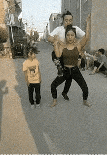 1 天呐，厉害了我的姐！四个人居然能轻松拖起来。[震惊]
2 姑娘，你点的是汤面